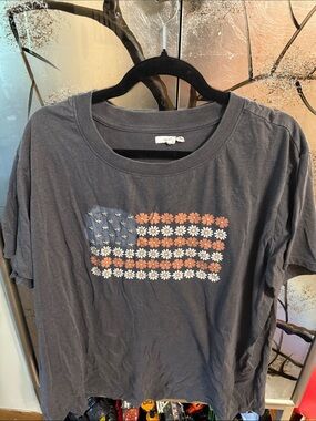 Maurices Gray Short-Sleeve Tee with Daisy Flag Graphic